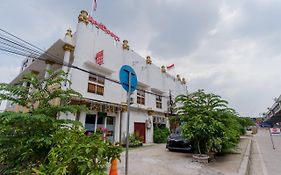 Reddoorz Syariah Near Universitas Borobudur Jakarta